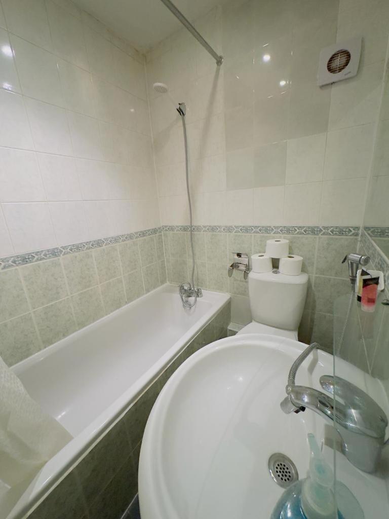Bright Budget Studio Apartment In Central Londen Buitenkant foto